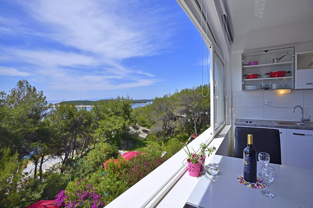 Apartments Gilve Хвар Стая снимка