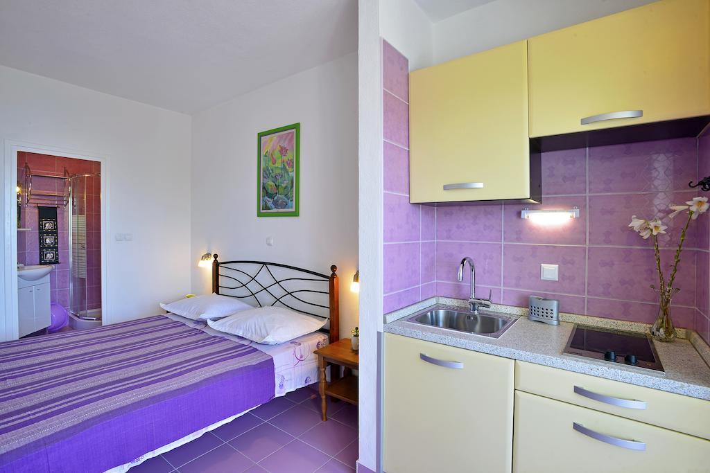 Apartments Gilve Хвар Стая снимка
