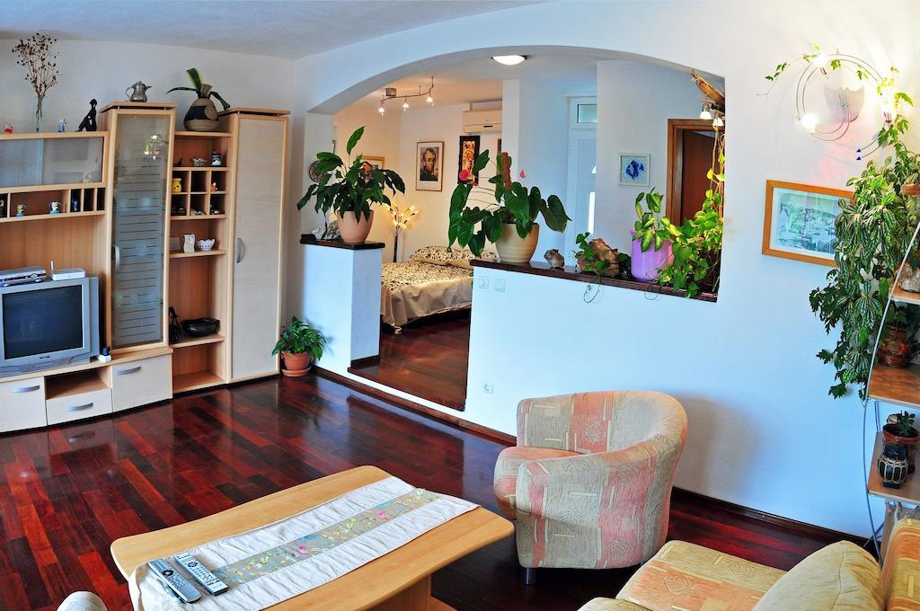Apartments Gilve Хвар Стая снимка